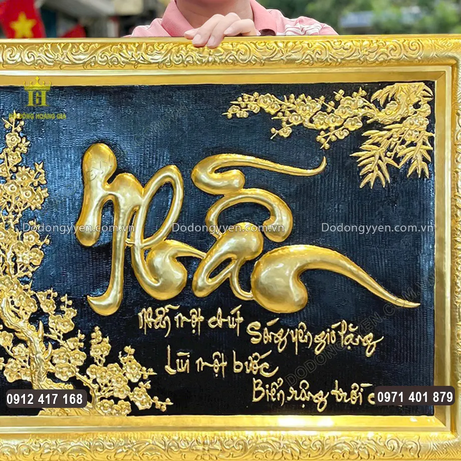 Nổi bật ở trung t&acirc;m bức tranh chữ Nhẫn được chạm th&uacute;c nổi theo lối thư th&aacute;p